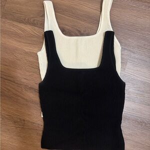 Aritzia 2 tank top bundle

1 black and 1 beige 
Both size S

Will ship today